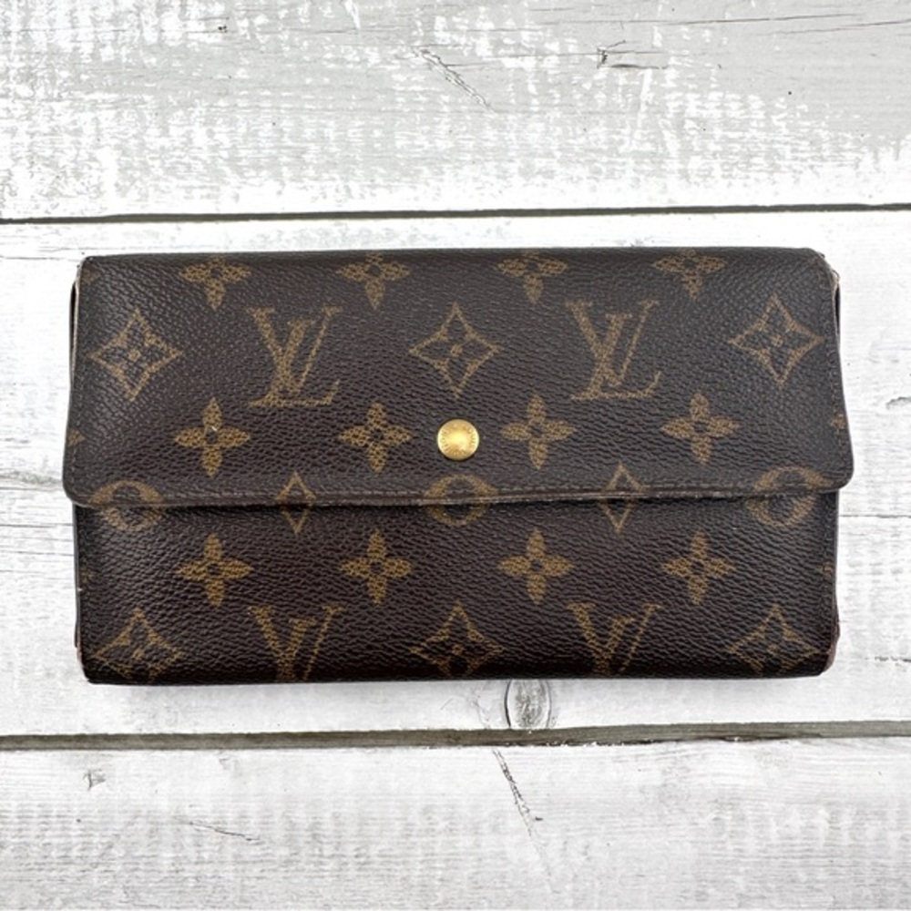 *AUTHENTIC Louis Vuitton Sarah Wallet. Monogram canvas.